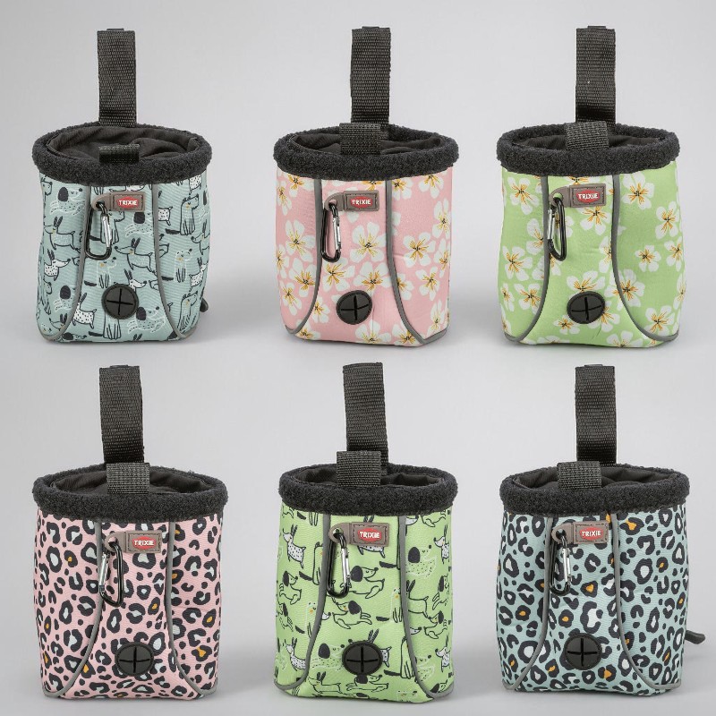 Sechs farbige Trixie Beutel für Hundeleckerlis oder Kotbeutel in Hellblau, Rosa und Hellgrün auf grauem Hintergrund. Verziert mit Cartoon-Hunden, weißen Blüten und Leopardenflecken. Mit Aufhänger, Karabiner und runder Öffnung.